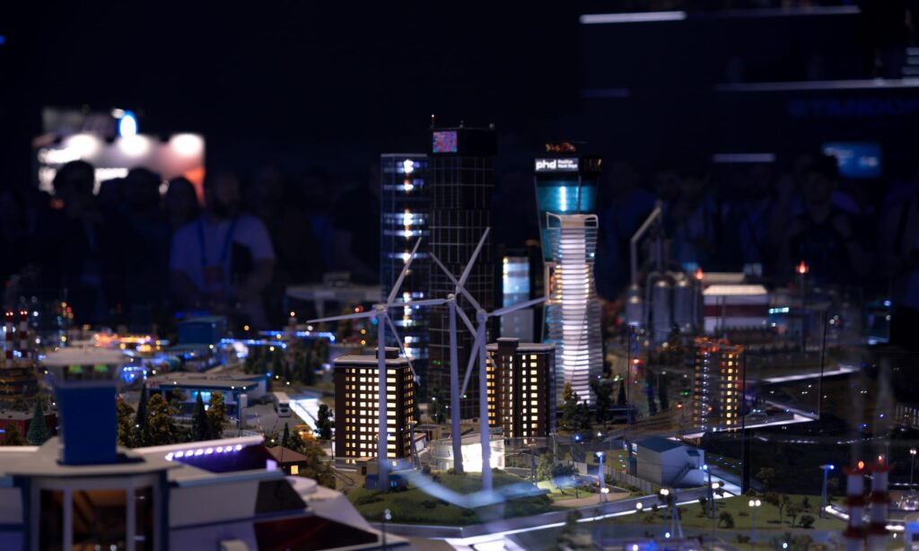 استنداف هم به صورت آنلاین و هم به صورت حضوری میزبان مسابقات سایبری بین تیم‌های قرمز (مهاجم) و آبی (مدافع) است